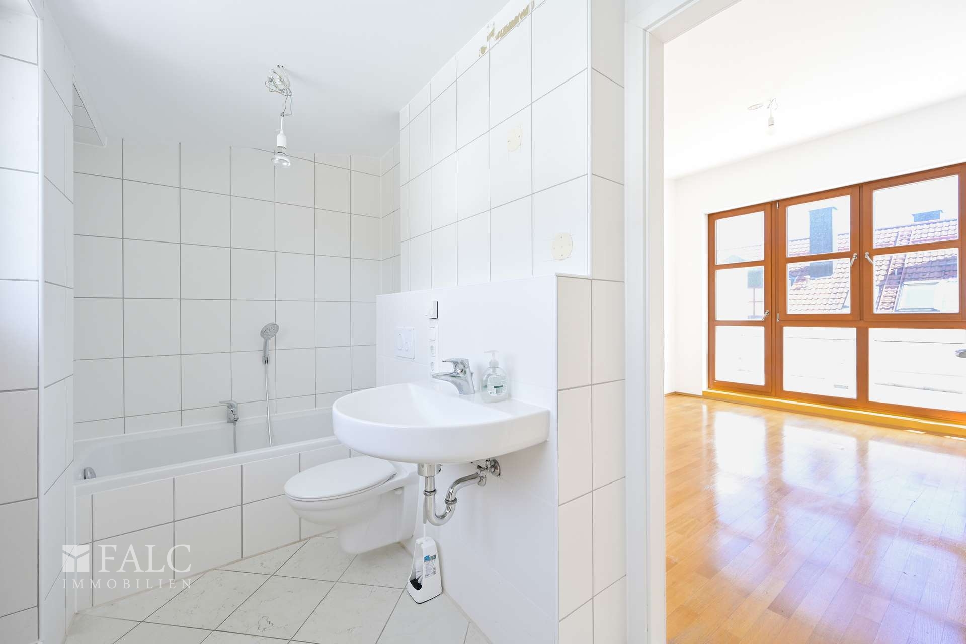 DG Badezimmer schräg Blick Zimmer